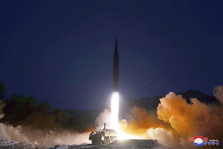 Foto yang diberikan oleh pemerintah Korea Utara tentang apa yang dikatakan pemerintah itu sebagai uji peluncuran rudal supersonik pada 11 Januari 2022 di Korea Utara. 
