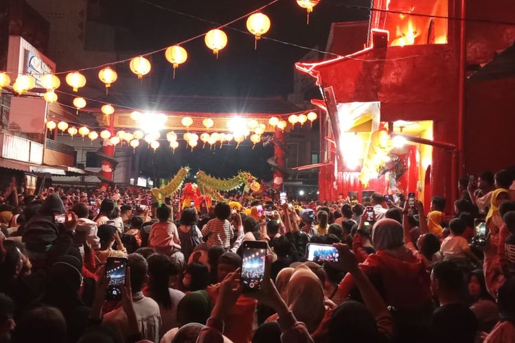 Peŕtunjukan barongsai dan naga di kelenteng Kwan Tie Miau, Kota Pangkalpinang, Kepulauan Bangka Belitung, Jumat (9/2/2024) malam.