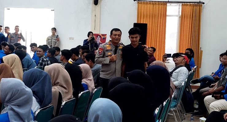 Diajak Tunjukkan Tangan Bentuk L Lambang Ikut Pilgub Jateng, Luthfi: Ojo Ngono