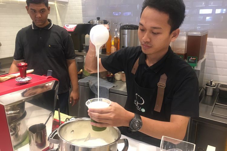 Minuman matcha cheese tea di gerai Kamu Tea yang ada di Aeon Jakarta Garden City, Cakung, Jakarta Timur, Kamis (16/11/2017).