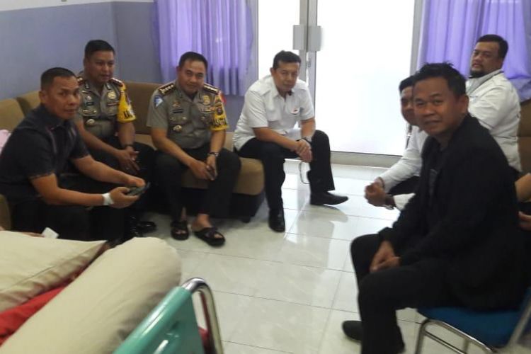 Kapolda Sumsel Irjen Pol Zulkarnain Adinegara saat disambangi oleh para pejabat tinggi di Polda Sumsel, usai menjalani perawatan di rumah sakit Bhayangkara Palembang, Senin (7/1/2019). Jenderal bintang dua ini sebelumnya menjadi korban tabrak lari oleh ojek online.