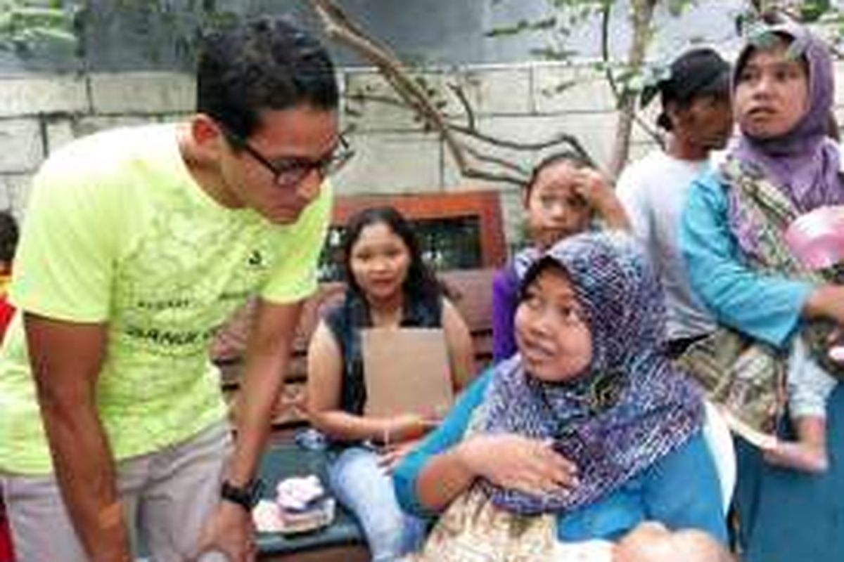 Bakal calon gubernur DKI Jakarta, Sandiaga Uno saat berbincang dengan orang tua dari anak yang telah berhasil di operasi bibir sumbing di klinik Hayandra, Jakarta Pusat pada Sabtu (30/4/2016