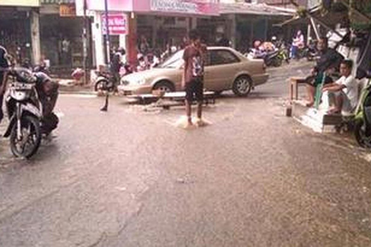 Air di Kali Baru, pecahan dari Sungai Cisadane, Bogor, Jawa Barat, meluap. Akibatnya, dua RT, yaitu RT 01 dan RT 02, RW 15, cililitan, Kramat Jati, Jakarta Timur, terendam banjir. 