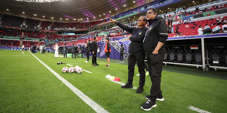Ketua BTN (Badan Tim Nasional) Sumardji dan Exco PSSI, Endri Erawan, dalam laga Piala Asia 2023 antara Indonesia vs Irak di Stadion Ahmad bin Ali, Al Rayyan, Qatar, 15 Januari 2024.