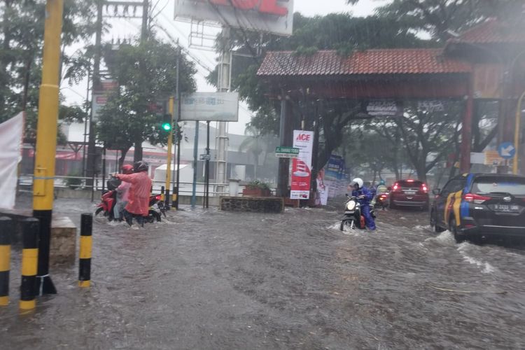 Hujan dengan intensitas tinggi mengakibatkan terjadinya banjir di beberapa titik Kota Malang, Jawa Timur pada Kamis (10/11/2022).