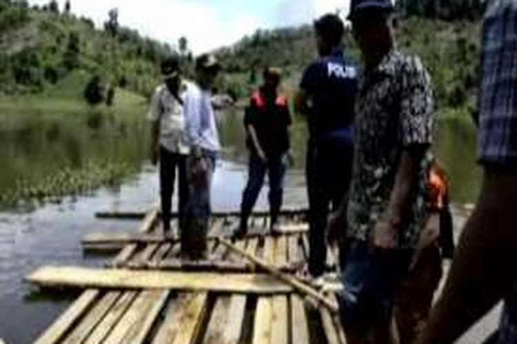 Warga korban banjir di duia desa di Mamuju tengah sulawesi barat akhirnya endapatkan bantuan darurat berupa makanan instan beras dan selimut. Siswa korban banjir juga diminta tetap sekolah meski sekolahnya terendam banjir