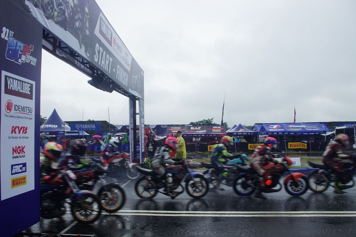 Para pebalap Yamaha Cup Race (YCR) 2020 seri perdana di sirkuit gokart, Boyolali, Minggu (1/3/2020) saat memulai start dalam kondisi cuaca hujan.