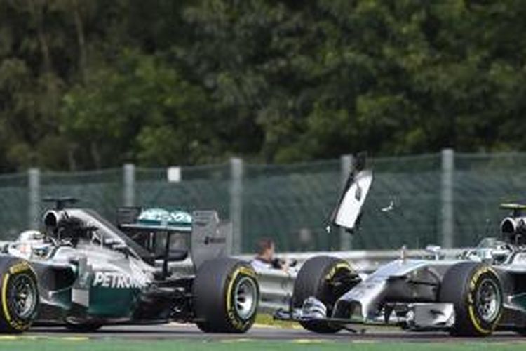Dua pebalap Mercedes, Lewis Hamilton (kiri) dan Nico Rosberg, bersenggolan pada lap kedua GP Belgia yang berlangsung di Sirkuit Spa-Francorchamps, Minggu (24/8/2014).