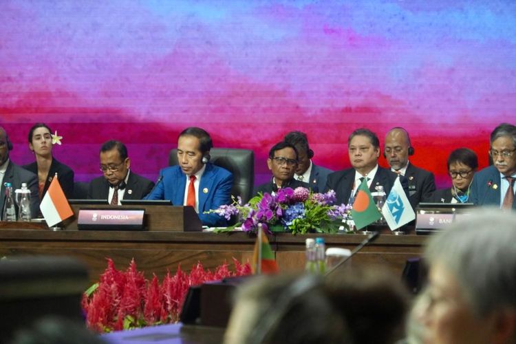 Presiden Joko Widodo (Jokowi) saat memimpin East Asia Summit (EAS) ke-18 yang merupakan salah satu rangkaian Konferensi Tingkat Tinggi (KTT) ke-43 ASEAN di Jakarta Convention Center (JCC) Jakarta, Kamis (7/9/2023).  