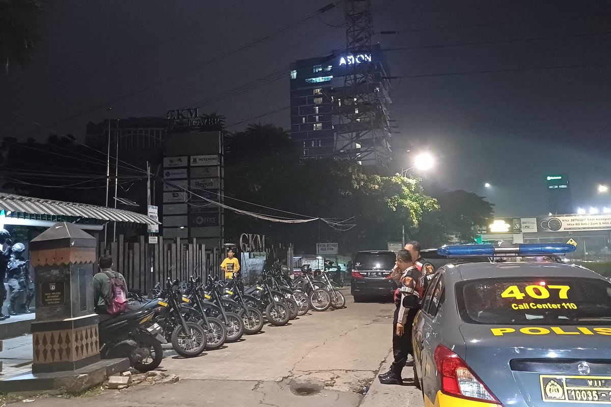 Polisi perketat penjagaan di lokasi ribut-ribut antara dua organisasi masyarakat (ormas) di Jalan TB Simatupang, Pasar Minggu, Jakarta Selatan, Rabu (19/6/2024).