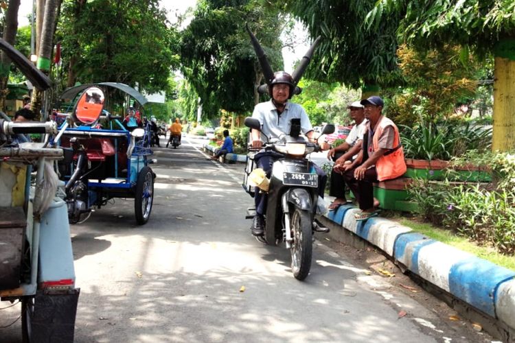 Meihendra, Nyamuk pembawa pesan penangkal Demam Berdarah Dengue (DBD), saat melintas di depan RSUD Jombang Jawa Timur, Jumat (8/2/2019).