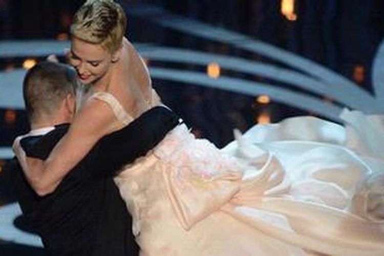 Charlize Theron (kanan) dan Channing Tatum tampil di panggung Academy Awards 2013.