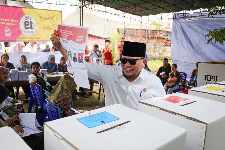 Ketua DPD RI La Nyalla Matalitti mencoblos di TPS 19 Kelurahan Jajar Tunggal Kecamatan Wiyung Surabaya, Rabu (14/2/2024).
