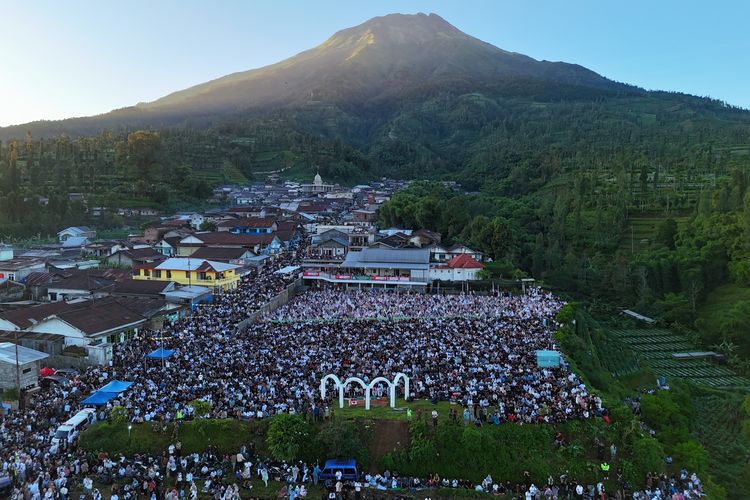 Suasana Shalat Idul Adha di Lapangan Garung Wonosobo, Jumat (6/6/2025).