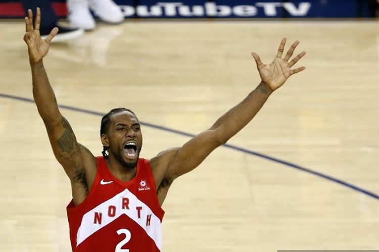 Pemain Toronto Raptors, Kawhi Leonard, merayakan kemenangan timnya atas Golden State Warriors pada babak final NBA 2019 di Oracle Arena pada 13 Juni 2019 di Oakland, California.