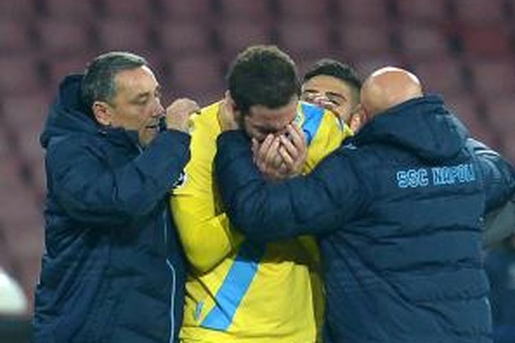 Reaksi bomber Napoli, Gonzalo Higuain, seusai timnya tersingkir dari Liga Champions meski mampu menang 2-0 atas Arsenal pada matchday keenam Grup C Liga Champions di San Paolo, Naples, Rabu (11/12/2013).