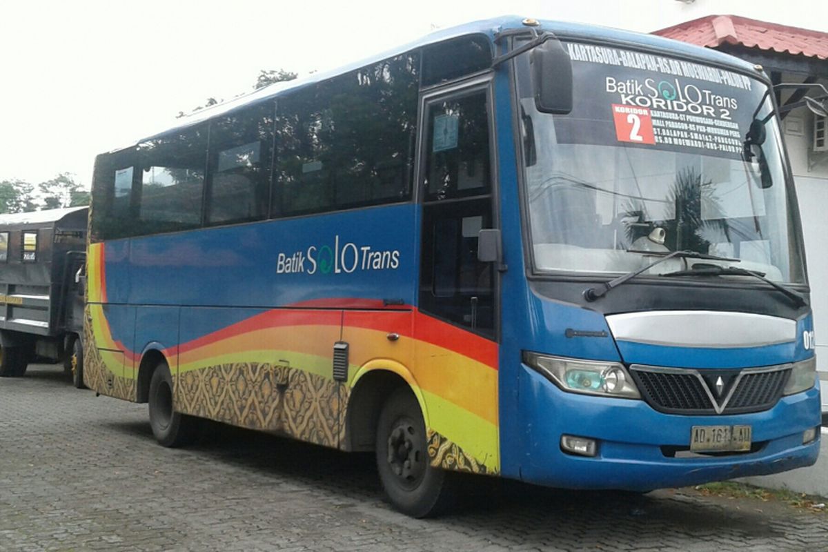 Bus BST yang terlibat kecelakaan di rel bengkong Jalan Slamet Riyadi terparkir di parkiran kompleks Satlantas Polresta Surakarta di Solo, Jawa Tengah, Senin (11/12/2017).