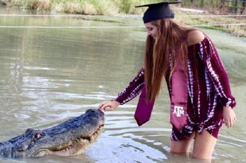 Gadis Ini Rayakan Wisuda dengan Foto Bersama Aligator