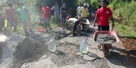 Saat Warga Semarang Tak Percaya Janji Politik, Pilih Swadaya Perbaiki Jalan Rusak...