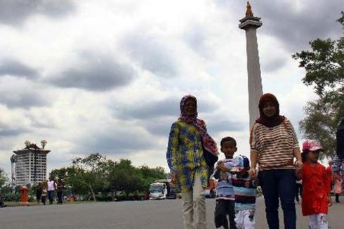 Jokowi Ratakan Tanaman di Monas