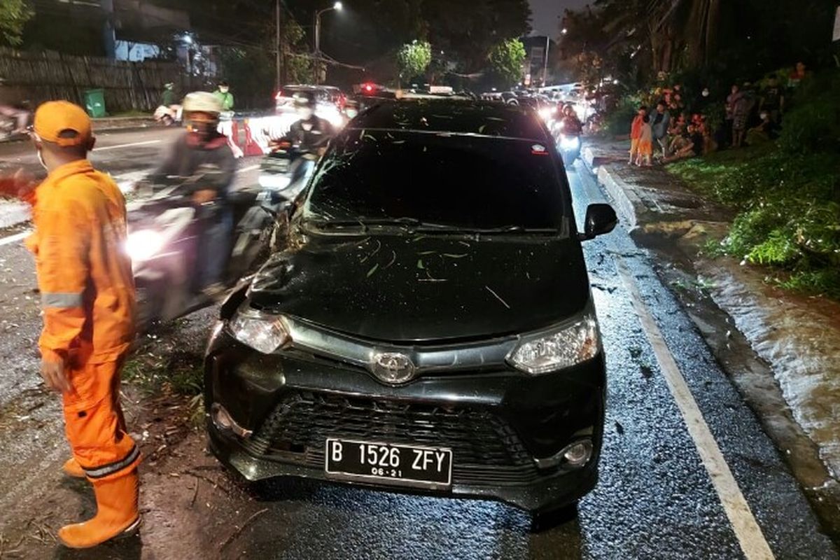 Pohon tumbang dan menimpa satu unit mobil Toyota Avanza dengan nomor polisi B 1526 ZFY tepat di dekat Pasan Inpres Jalan Raya Antasari, Cilandak, Jakarta Selatan, Senin (24/5/2021) sore. 