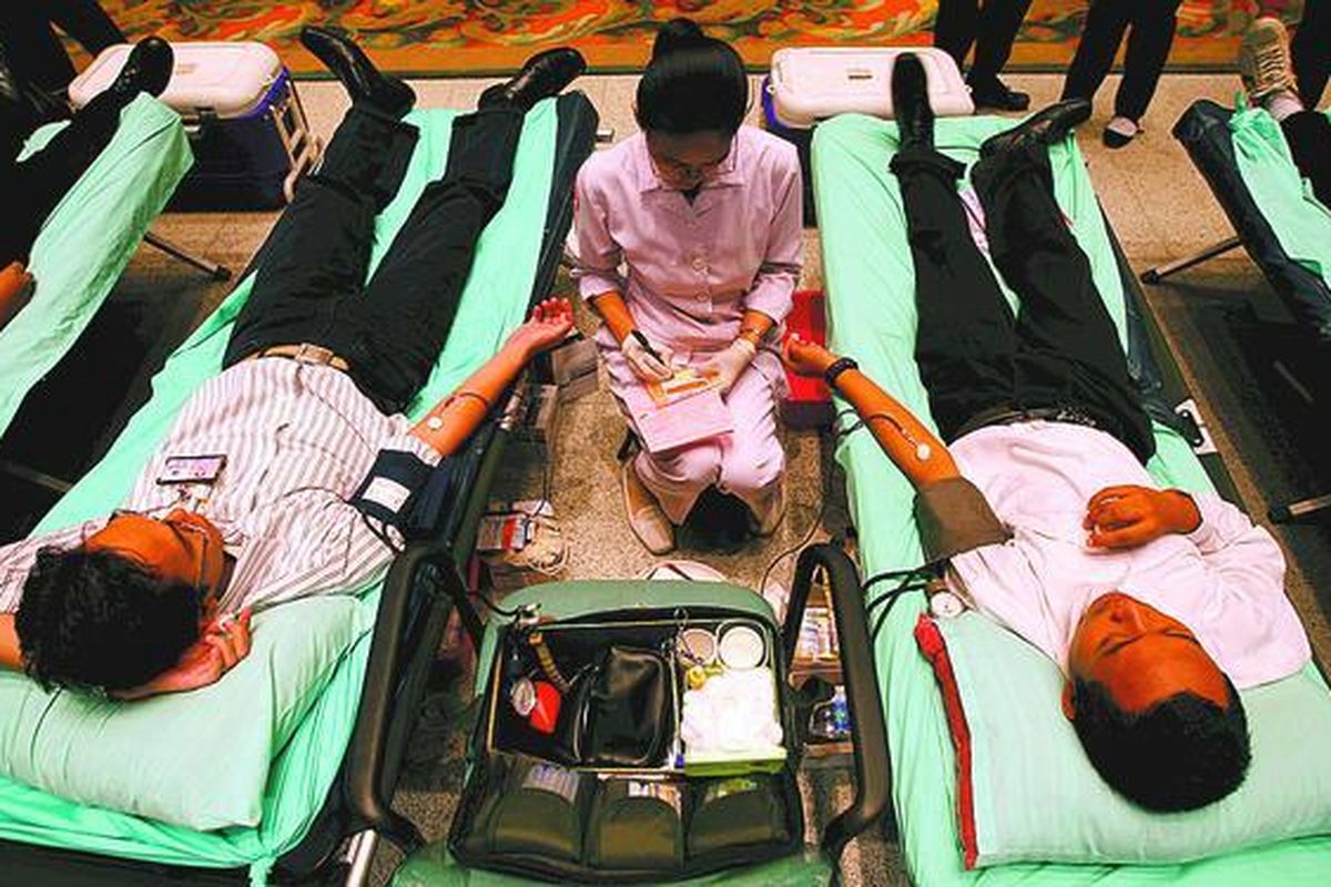 Petugas Palang Merah Indonesia mengambil darah donor di Balai Agung, Balai Kota Jakarta.