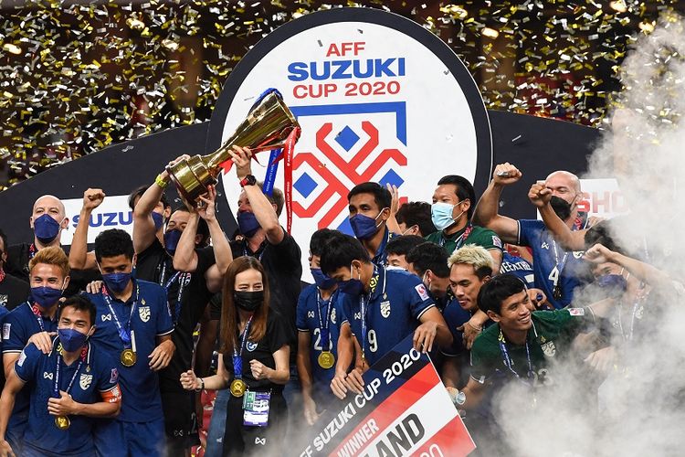 Timnas Thailand merayakan gelar Piala AFF 2020 di Stadion Nasional Singapura pada Sabtu (1/1/2022) malam WIB.