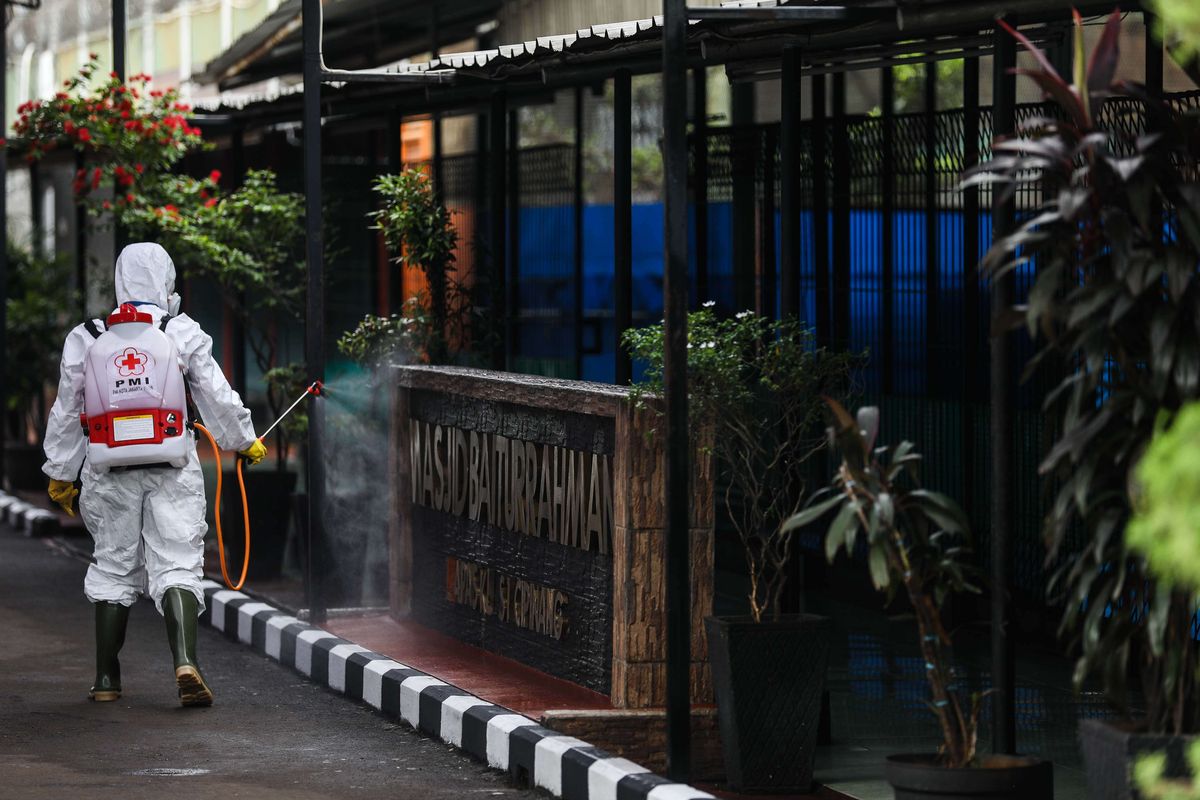 Petugas menyemprotkan cairan disinfektan di Lembaga Pemasyarakatan Kelas 1 Cipinang, Jakarta Timur, Jumat (20/3/2020). Kegiatan ini untuk meminimalisir penyebaran penyakit akibat virus Covid-19 di Lapas Cipinang.