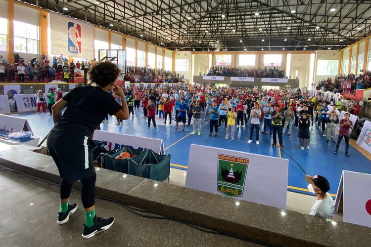 Pelatih Jr NBA, Natalia Andrei Dos Santos,  sedang memberikan materi pelatihan keterampilan basket di GOR Universitas Negeri Padang, Sumatera Barat, Selasa (25/10/2022). Workshop ini dihadiri hampir 1.000 guru dan pelatih olahraga dari seluruh provinsi tersebut.