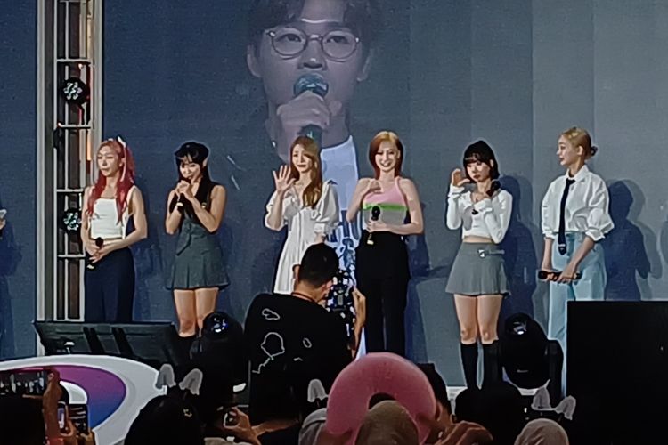Girl group SECRET NUMBER tampil di acara On The K : O yang berlangsung di Main Atrium KOREA 360, di LOTTE Mall Kuningan, Jakarta Selatan, Minggu (17/9/2023).