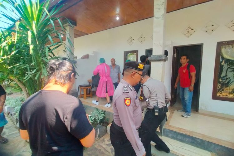 Polisi dan petugas medis memeriksa penginapan lokasi WN Australia ditemukan tewas di Desa Anturan, Kecamatan Buleleng, Kabupaten Buleleng, Provinsi Bali, Rabu (17/5/2023).