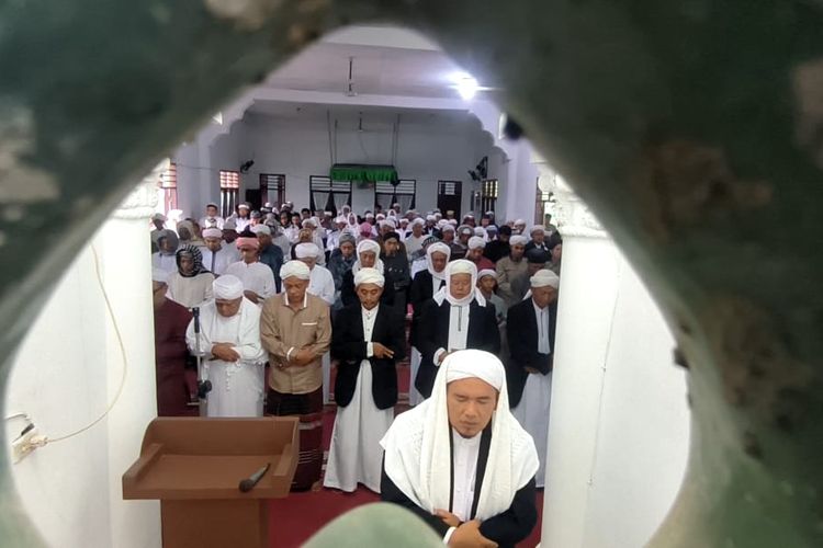 Jemaah Tarekat Naqsabandiyah Al-Kholidiyah Jalaliyah saat menjalankan salat Idul Adha di masjid Naqsqbandiyah di Kabupaten Deli Serdang, Sumatera Utara, Minggu (16/6/2024)
