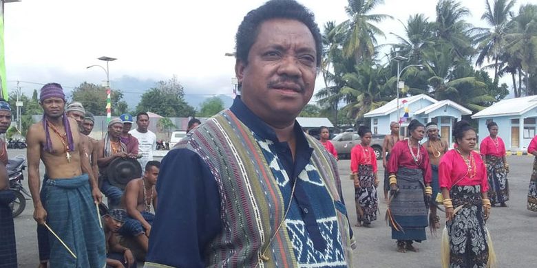 Tarian Soka Papak digelar saat menyambut Bupati dan Wakil Bupati Sikka, Fransiskus Roberti Diogo dan Romanus Woga di Pelabuhan Kewapante Maumere, Nusa Tenggara Timur (NTT), Selasa (4/6/2019).