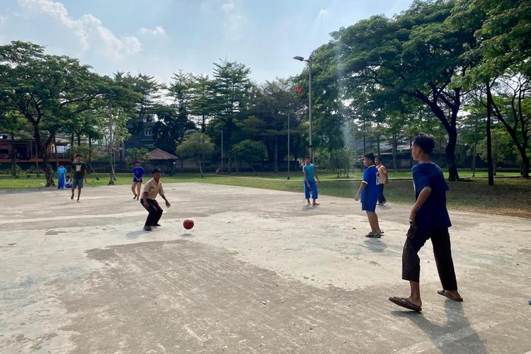 Anak-anak berolahraga di lapangan Taman Bambu, Rabu (30/8/2023) siang hari. 