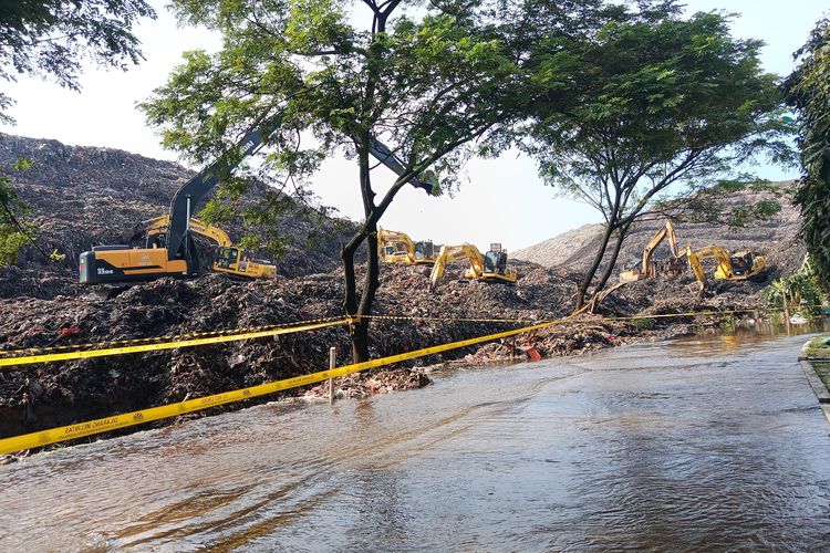 Petugas gabungan mengerahkan alat berat saat melakukan pencarian korban longsor gunungan sampah di TPST Bantargebang, Senin (9/3/2026).