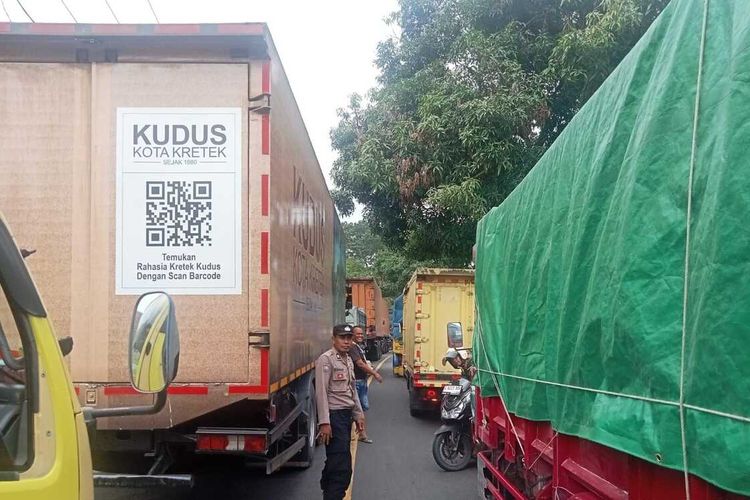 Dua truk terbalik di jalur Jalan Cirebon-Bandung, tepatnya di wilayah Paseh, Sumedang, Jabar, Senin (30/12/2024). Arus lalu lintas macet total, polisi berlakukan buka tutup jalan. DOK. HUMAS POLRES SUMEDANG