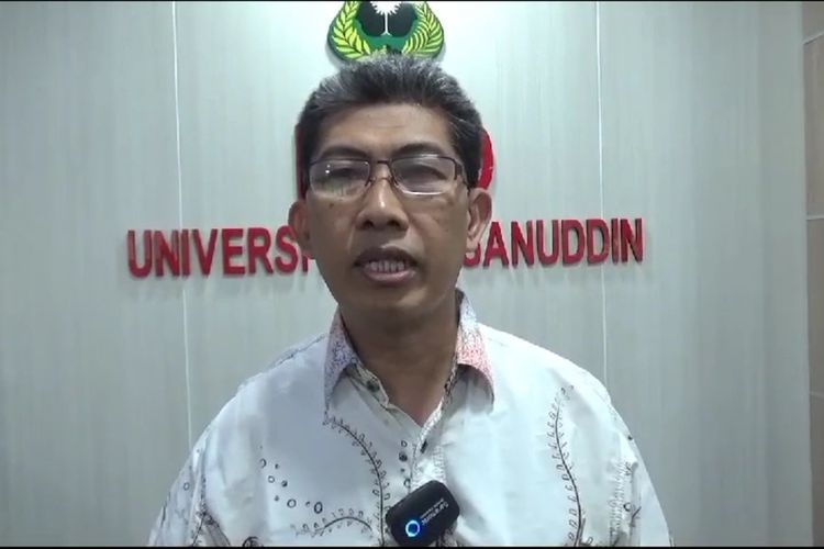Kabag Humas Unhas Makassar Ahmad Bahar saat diwawancarai awak media di kampus Unhas Makassar, Jalan Perintis Kemerdekaan, Kota Makassar, Sulsel, Jumat (20/10/2023).