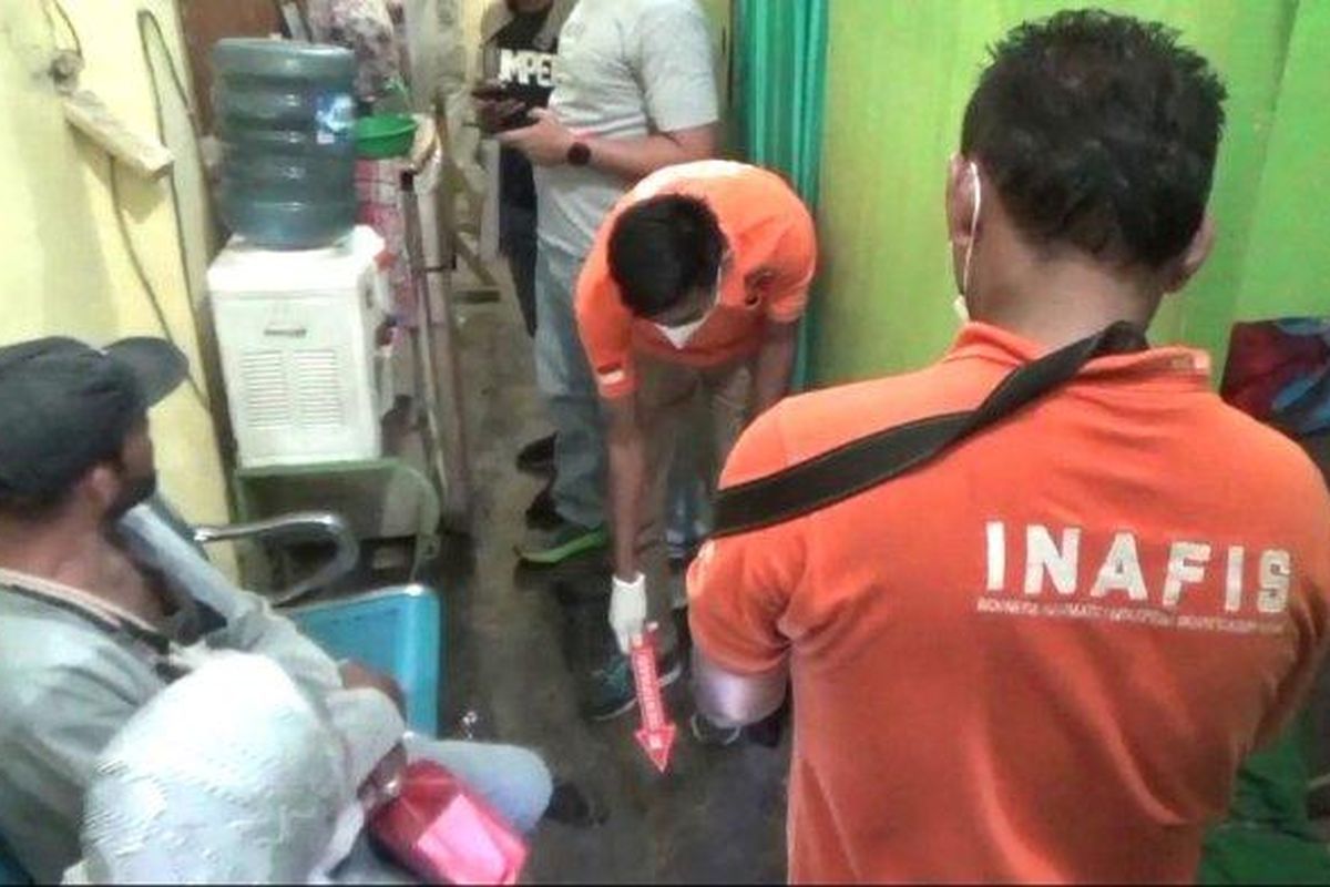 Tim Inafis Polrestabes Medan melakukan olah tempat kejadian perkara (TKP) di lokasi tewasnya terapis pijat di Kusuk lulur Julia, Jalan Teuku Amir Hamzah no 28, Medan, Sumut, Jumat (29/9/2023) dini hari. 

