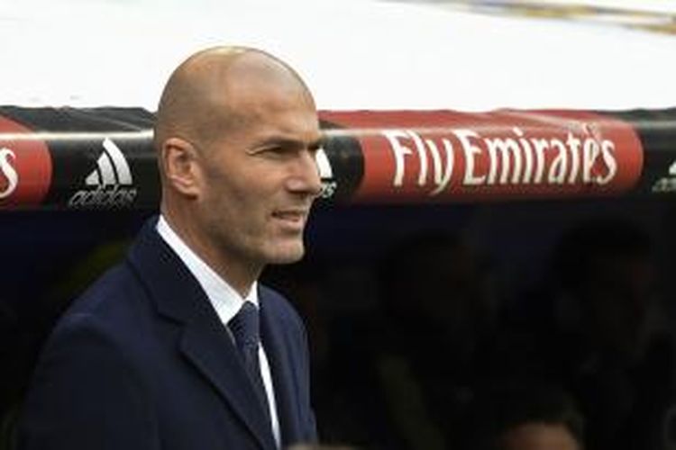 Pelatih Real Madrid, Zinedine Zidane, menyaksikan laga La Liga antara timnya dan Sporting Gijon di Stadion Santiago Bernabeu, Minggu (17/1/2016) waktu setempat.