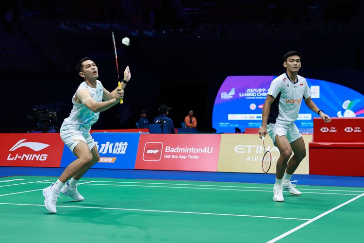 Aksi pebulu tangkis ganda putra Indonesia, Fajar Alfian/Muhammad Shohibul Fikri, kala turun dalam babak 32 besar China Masters 2025 di Shenzen Arena, Selasa (16/9/2025).