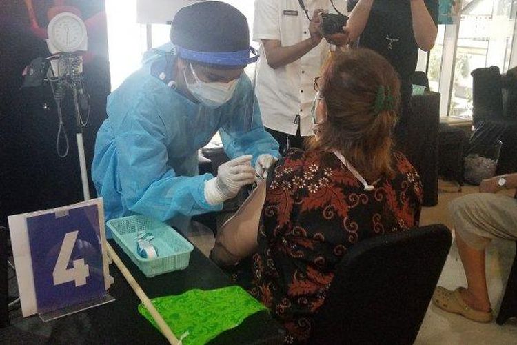 Suasana vaksinasi Covid-19 bagi lansia di Kelurahan Klender, Kecamatan Duren Sawit, Jakarta Timur.