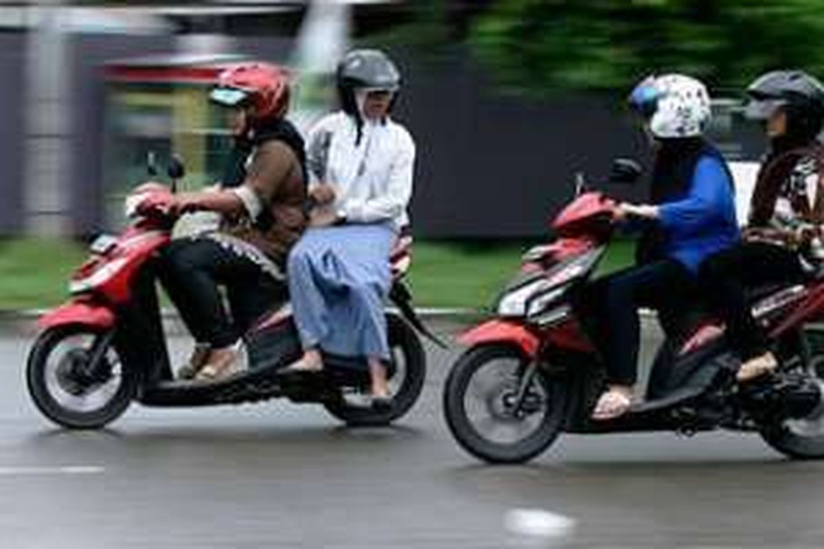 Polisi ingatkan etika saat naik motor.