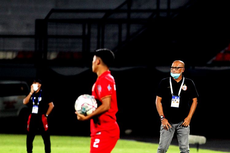 Pelatih Persija Jakarta Sudirman (kanan) saat pertandingan pekan 30 Liga 1 2021-2022 melawan Borneo FC yang berakhir dengan skor 1-2 di Stadion Kapten I Wayan Dipta Gianyar, Kamis (10/3/2022) malam.