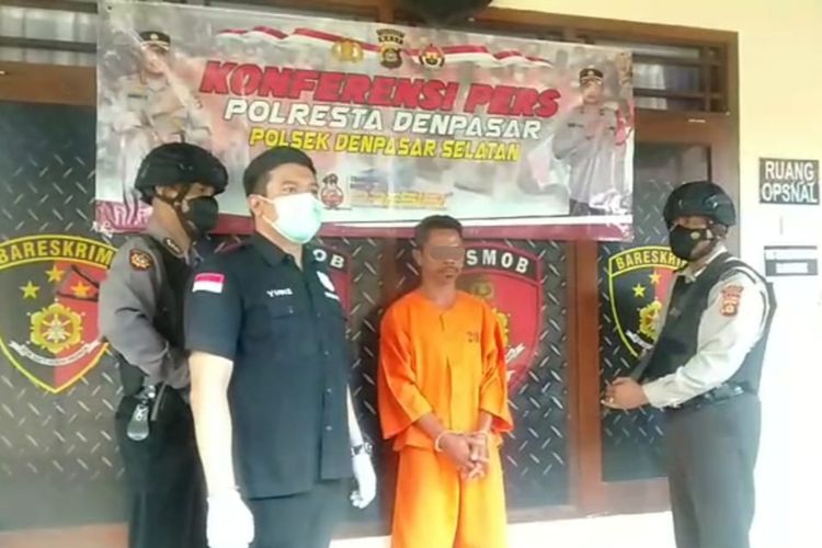 DL, pelaku eksibisionisme terhadap seorang karyawati toko saat dihadirkan dalam konferensi pers di Mapolsek Denpasar Selatan pada Kamis (20/10/2022). /Polresta Denpasar