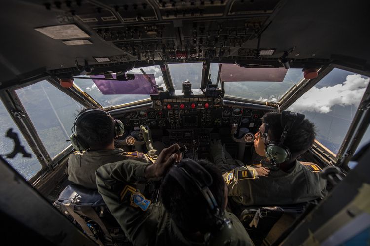 Pilot Skadron IV Lanud Abdulrachman Saleh Lettu Pnb Bintang (kiri) dan Lettu Pnb Edwin Aldrin (kanan) memantau awan saat operasi TMC dengan menggunakan pesawat Cassa C-212 di kawasan udara Ogan Komering Ilir (OKI), Sumatera Selatan.