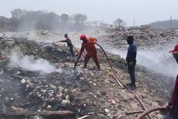 Kebakaran TPA Parepare Masuk Hari Ketiga, Bara Api Tersembunyi di Bawah Sampah Sulit Dipadamkan