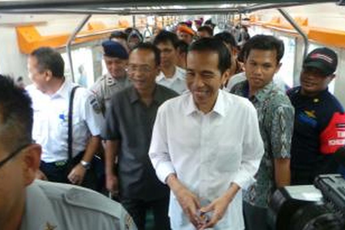 Gubernur DKI Jakarta Joko Widodo (tengah) dan Wakil Menteri Perhubungan Bambang Susantono meninjau kereta listri buatan PT Industeri Kereta Api di Stasiun Manggarai, Jakarta Selatan, Rabu (28/8/2013).
