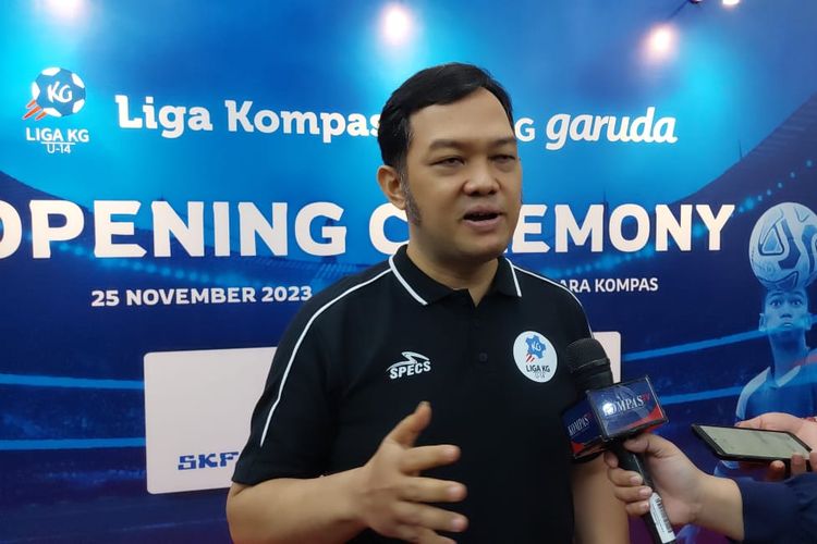 Direktur Liga Kompas Kacang Garuda U-14, Emilius Caesar Alexey, dalam acara Peluncuran Liga Kompas Kacang Garuda U-14 musim 2023-2024, di Menara Kompas, Jakarta, Sabtu (25/11/2023).