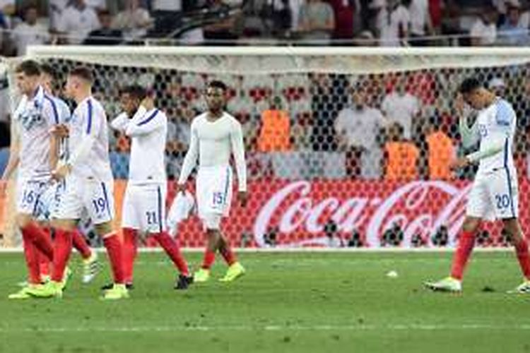 Para pemain timnas Inggris (dari kiri ke kanan): bek John Stones, bek Gary Cahill, gelandang Ross Barkley, penyerang Daniel Sturridge dan gelandang Dele Alli berjalan dengan lesu meninggalkan lapangan pertandingan setelah mereka kalah 1-2 dari Islandia pada babak 16 besar Piala Eropa 2016 di Stadion Allianz Riviera, Nice, Perancis, Senin (27/6/2016).