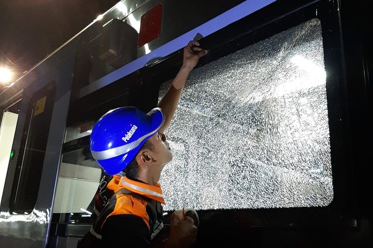 KA Logawa Dilempar Batu OTK Saat Melintas di Jember, Kaca Pecah 